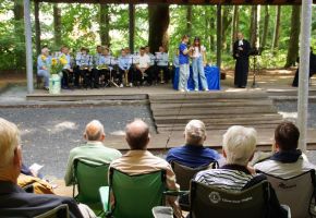 Festlicher Waldgottesdienst in Tingleff
